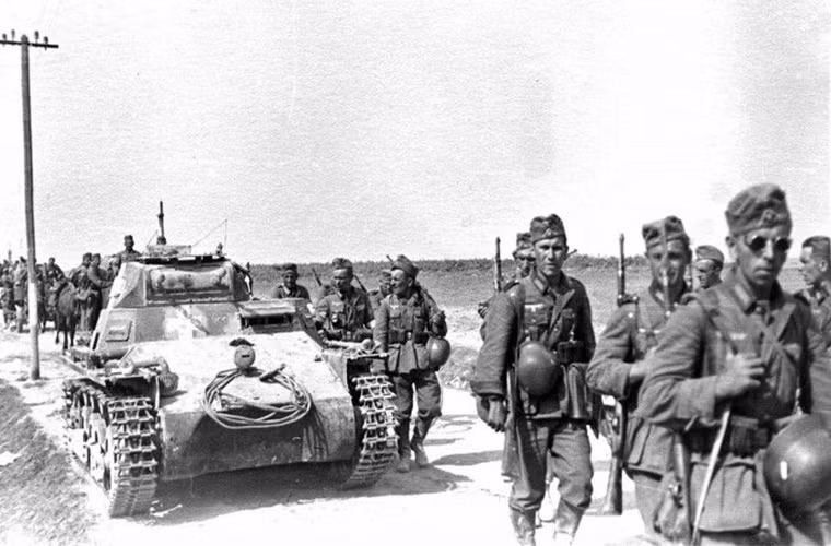 Và chiến dịch xâm lược Liên Xô được Hitler đặt tên là Barbarossa theo tên một trong những người sáng lập ra Đệ nhất Đế chế Đức vào thế kỷ 12.