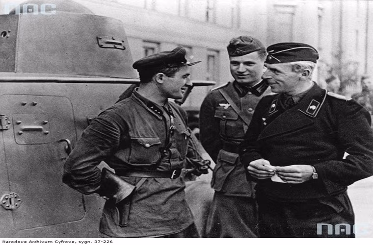 Đến tháng 2/1941, tình báo Anh và Mỹ đã phát hiện ra kế hoạch này của Đức và ngay lập tức thông báo với Liên Xô nhằm khuyên Iosif Stalin - lãnh đạo tối cao Liên Xô lúc đó thực hiện tấn công phủ đầu Đức trước tại Ba Lan. Tuy nhiên Stalin lại không tin lời đồng minh và tin vào hiệp ước cấm xâm phạm được Đức và Liên Xô ký trước đó vào năm 1939.