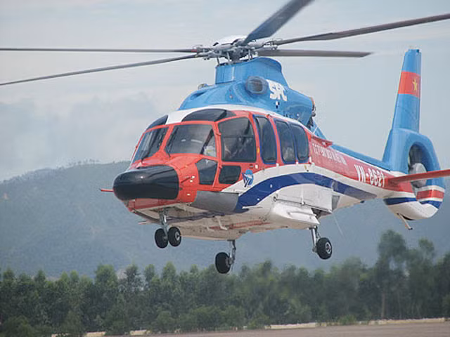 Trong ảnh là trực thăng đa năng EC155B1 được trang bị hai động cơ Arriel 2C2, có năm cánh quạt với độ rung động cực kỳ thấp, mức độ tiếng ồn dưới 4,6 dB (dưới mức quy định của ICAO). Ưu điểm tiếng ồn nếu được trang bị module GWC sẽ biến EC155B1 thành "sát thủ trên không" đáng gờm.