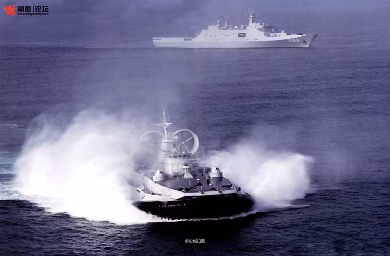 Theo đại diện của Rosoboronexport cho hay sau khi Liên Xô sụp Ukraine chưa bao giờ được Moscow cấp giấy phép sản xuất các tàu đổ bộ khí đệm lớp Zubr, do đó về mặt pháp lý thiết kế mẫu tàu đổ bộ vẫn thuộc về Nga.