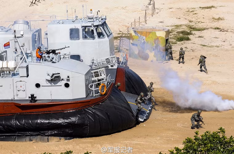 Các tàu đổ bộ khí đệm Type 726 của Trung Quốc hầu như không được trang bị vũ khí hạng nặng như trên Zubr, ngoài các súng máy hạng nặng 12.7mm và ống phóng lựu đạn khói.