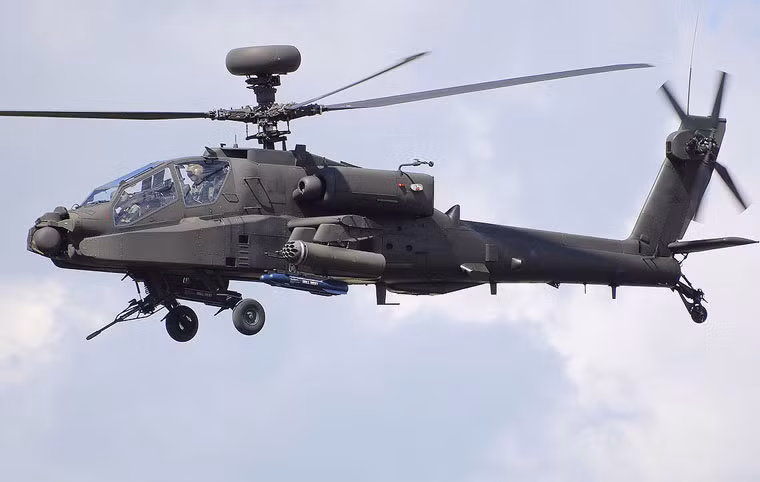 Nắm đấm hỏa lực mạnh tiếp theo là trực thăng tấn công AH-64D Apache, 82 chiếc. Trực thăng này được mệnh danh là "sát thủ diệt tăng" trên chiến trường. Ah-64D được trang bị 1 pháo tự động 30 mm, 4 giá treo 2 bên cánh có thể mang theo tên lửa chống tăng, rocket không điều khiển.