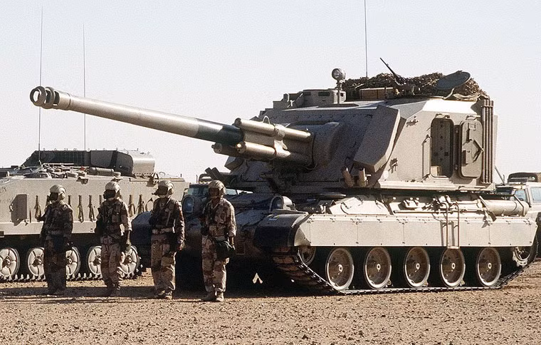 51 lựu pháo tự hành AMX-GCT 155 mm của Pháp. Pháo có tầm bắn tối đa 23,5 km với đạn thông thường, 28 km với đạn tăng tầm, tốc độ bắn trung bình 6 viên/phút. 158 lựu pháo tự hành M109 của Mỹ. 54 lựu pháo tự hành PLZ-45 của Trung Quốc.