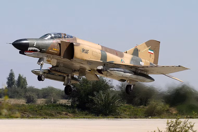 Tiem kich F-4 Iran gap nan, 2 phi cong thiet mang
