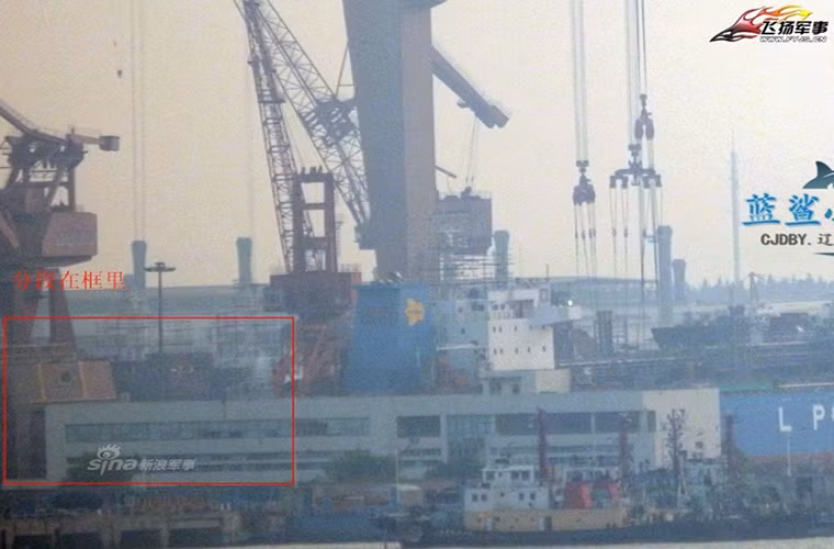 Trang mạng quân sự Sina vừa đăng tải một số bức được cho là nơi Trung Quốc đang tiến hành khởi đóng siêu tàu chiến Type 055 đầu tiên của nước này sau một thời gian dài phát triển. Và tiến độ làm việc tại nhà máy đóng tàu này xem khá khẩn trương.