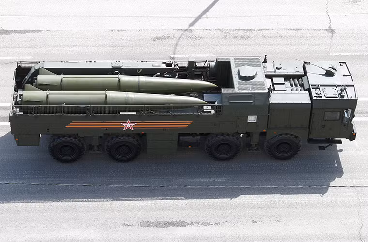9K720 Iskander được đặt trên khung gầm đặc chủng MZKT-7930 do Belarus chế tạo với động cơ diesel YaMZ-846 8 xi-lanh có công suất 500 mã lực, tải trọng tối đa của MZKT-7930 là 24 tấn với tầm hoạt động lên tới 1.000km.