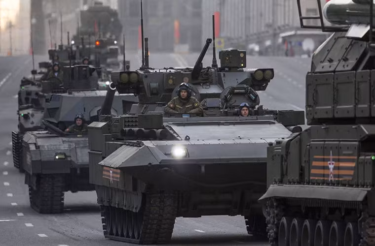 T-14 Armata có tốc độ hành quân lên tới 90km/h với tầm hoạt động 500km, khi gặp sự cố hệ thống động cơ của T-14 chỉ cân 30 phút để thay thế nếu có xe công binh chuyên dụng. Tuổi thọ của động cơ 12H360 được đánh giá cao hơn hẳn các dòng động cơ của xe tăng Nga trước đây với hơn 10.000 giờ và có thể hoạt động trong nhiều môi trường khác nhau.