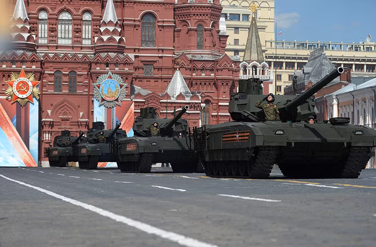 Đứng vị trí cuối cùng không ai khác chính là nền tảng khung gầm hạng nặng thế hệ mới Armata nền tảng tương lai cho các thiết bị quân sự hạng nặng của Nga như xe tăng chiến đấu chủ lực T-14, xe chiến đấu bộ binh T-15. Trong đó T-14 được trang bị động cơ đa nhiên liệu thế hệ mới 12H360 có công suất 1.500 mã lực do Chelyabinsk Tractor Plant phát triển kết hợp với đó là hộp số tự động.