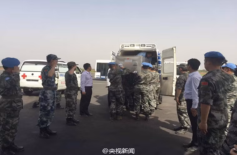Trong khi đó nhiệm vụ của UN chỉ là giám sát lệnh ngừng bắn và hỗ trợ nhân đạo cho dân thường, bên cạnh đó các binh sĩ UN cũng không được phép nổ súng trước.