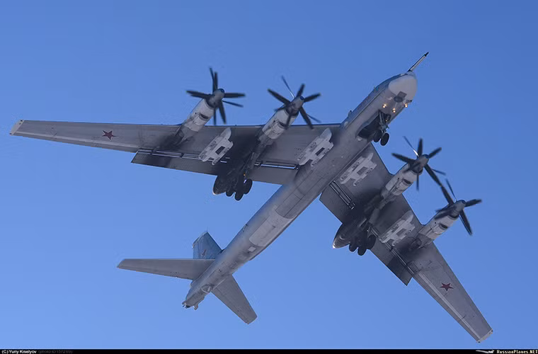 Bên cạnh đó việc trang bị Kh-32 cho Tu-22M3 cũng đồng nghĩa với việc trong tương lai gần mẫu tên lửa hành trình này sẽ được Nga trang bị cho những chiếc Tu-95 hoặc Tu-160, tiến tới mở rộng kho vũ khí chiến lược của Không quân Nga. Hiện tại Nga cũng để ngỏ khả năng trang bị đầu đạn hạt nhân trên Kh-32.