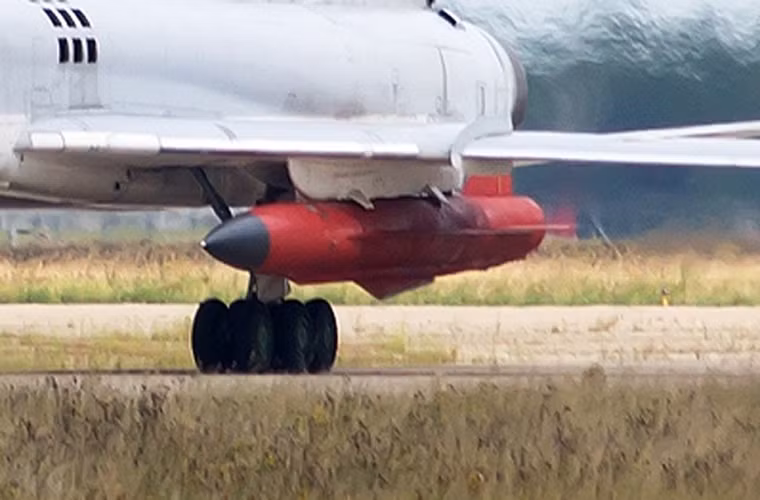 Kh-32 được trang bị hệ thống dẫn đường kép với hệ thống dẫn đường quán tính và đầu dẫn bằng radar còn khả năng tấn công chính xác mục tiêu của nó được dựa trên hệ thống định vị toàn cầu GLONASS hoặc GPS.