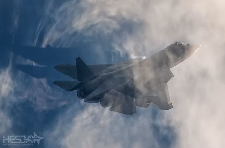 Hình ảnh một chiếc PAK FA dưới ánh mặt trời cùng với cái bóng của chính nó ở trở không.