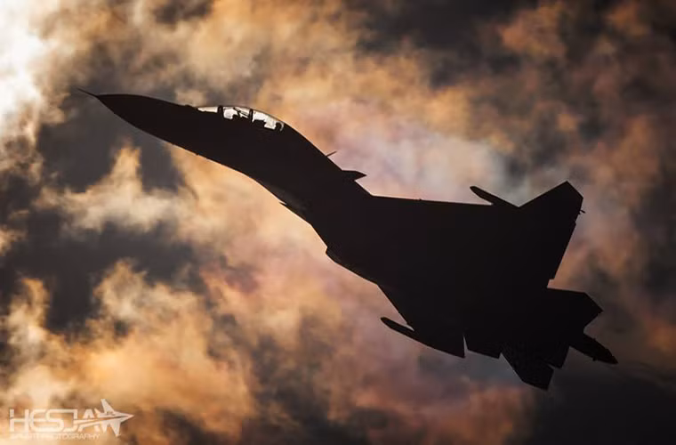 Một chiếc Su-30SM của Không quân Nga dưới ánh nắng hoàng hôn buổi chiều tại MAKS-2015.