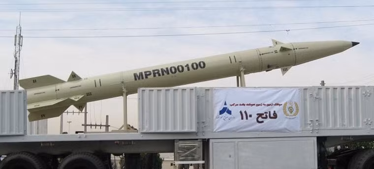 Lực lượng không gian vũ trụ Iran là đơn vị quản lý và vận hành kho tên lửa đạn đạo đồ sộ của nước này. Ảnh tên lửa đạn đạo tầm ngắn Fateh-110. Đây là tên lửa nhiên liệu rắn tầm bắn từ 200-300 km tùy phiên bản.