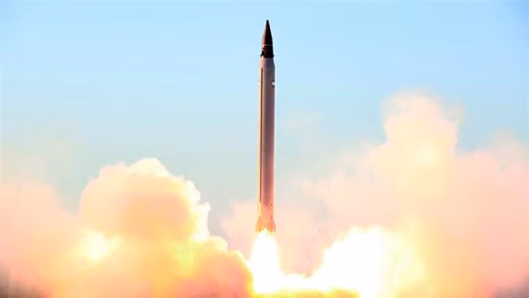 Emad là tên lửa đạn đạo tầm trung mới nhất trong kho vũ khí của Iran. Tên lửa này được thử nghiệm lần đầu trong tháng 10/2015. Emad được trang bị hệ thống dẫn hướng mới tinh vi hơn, có khả năng tấn công mục tiêu với độ chính xác cao. Tên lửa có tầm bắn khoảng 1.700 km.