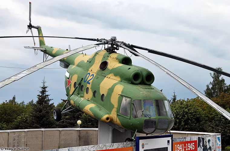 Mô hình trực thăng vận tải đa năng Mi-8 được giới thiệu ở Cheboksary nhân kỷ niệm 71 năm chiến thắng chống phát xít.
