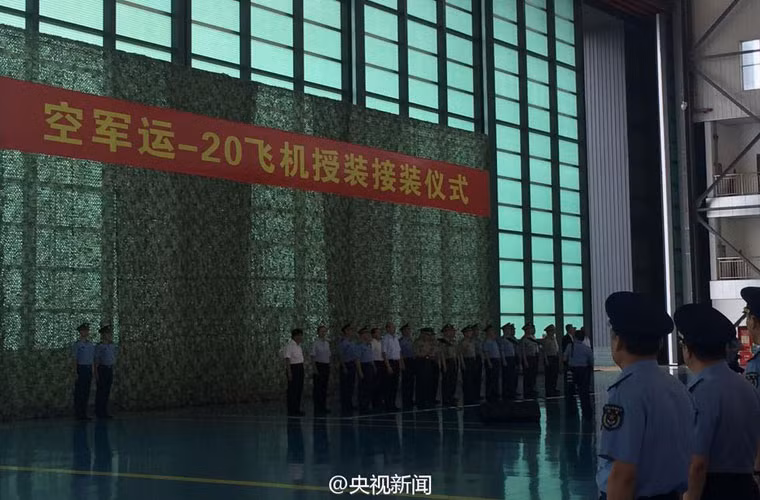 Theo báo chí Trung Quốc, tham dự buổi lễ bàn giao máy bay vận tải Y-20 có nhiều quan chức cấp cao của Đảng - Chính phủ Trung Quốc, như Phó Chủ tịch Quân ủy Trung ương Trung Quốc Hứa Kỳ Lượng.