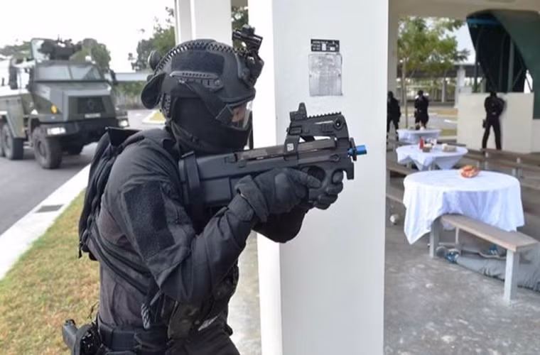 Đứng đầu trong danh sách vũ khí cho đặc nhiệm chống khủng bố Singapore là mẫu súng tiểu liên FN P-90 được Quân đội Singapore đưa vào trang bị từ năm 2002. P-90 có thiết kế nhỏ gọn với trọng lượng chỉ 2.6kg được trang bị hộp tiếp đạn 50 viên và có tốc độ bắn cực nhanh lên tới 900 viên/phút.