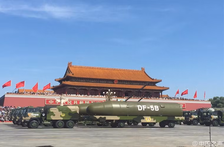Nhưng không phải vì vậy mà Trung Quốc ngừng tiếp tục phát triển DF-5 bằng chứng là tại lễ duyệt binh kỷ niệm 70 kết thúc Chiến tranh Thế giới thứ II tại Quảng trường Thiên An Môn vào năm ngoái Trung Quốc đã lần đầu tiên giới thiệu biến thể DF-5B. Và điều quan trọng là biến thể này có thể được triển khai từ một bệ phóng di động.