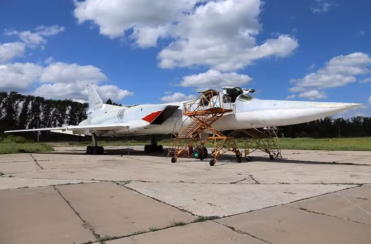 Vận hành một chiếc Tu-22M3 là phi hành đoàn gồm 4 người với hai phi công, một hoa tiêu và một sĩ quan điều khiển hệ thống vũ khí.