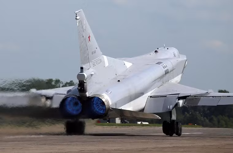 Về hệ thống động cơ như đã nói ở trên Tu-22M3 được trang bị hai động cơ phản lực Kuznetsov NK-25 có công suất 55.100 lbf mỗi chiếc, cho phép chiếc máy bay này bay với vận tốc hơn 2.300km/h ở trần bay 13.300m.