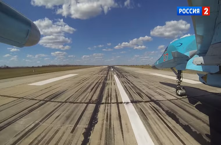Máy bay ném bom Su-34 có trọng lượng cất cánh tối đa 45 tấn và nó có thể mang theo 12 tấn vũ khí các loại từ bom thông dụng cho tới vũ khí dẫn đường chính xác.