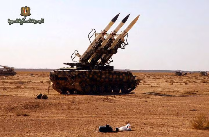 Ở phạm vi tầm bắn trung bình (khoảng 50-60km) quanh căn cứ, Quân đội Syria triển khai các tổ hợp tên lửa phòng không tầm trung 2K12 Kub (SA-6), 9K37M2E Buk M2E (SA-17), S-125 Petrora-2M. Tất cả tổ hợp này tạo thành lưới phòng không đa lớp bảo vệ chắc chắn căn cứ Hmeymim trước mọi mối đe dọa từ trên không.