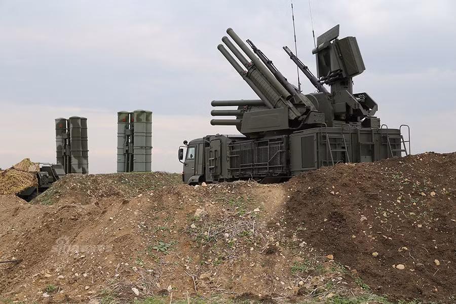 Trong ảnh, xe chiến đấu Pantsir-S1 vừa đảm bảo không phận căn cứ vừa bảo vệ, phòng không tầm thấp bảo vệ S-400 trước mục tiêu bay thấp, cực thấp như UAV.
