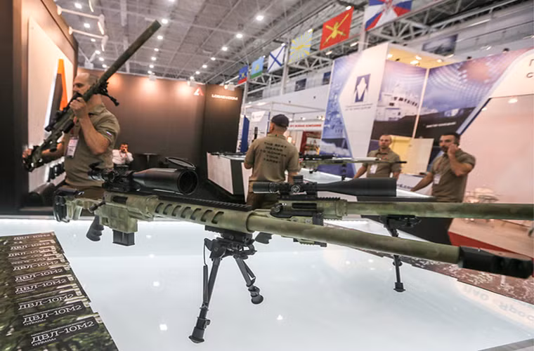 Còn đây là mẫu súng trường bắn tỉa thế hệ mới do công ty vũ khí tư nhân Lobaev Arms của Nga phát triển, nó có tên là DVL-10 M2 Urbana sử dụng đạn tiêu chuẩn .308 Winchester.