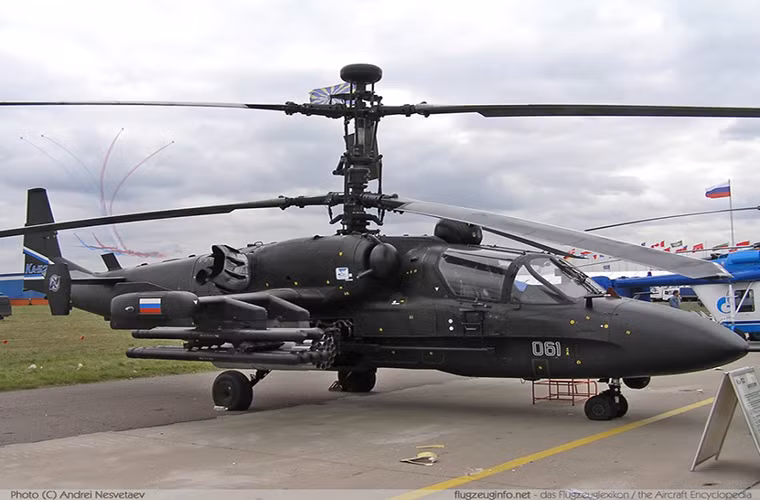 Cạnh đó là trực thăng tấn công Ka-52, một trong những dòng trực thăng tấn công hiện đại nhất thế giới.