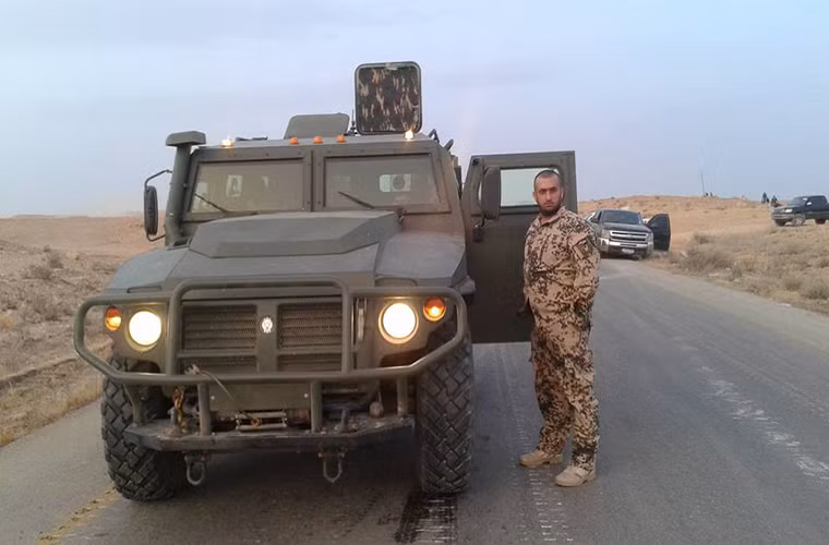 Trên các trang mạng xã hội sẽ không hiếm các bức ảnh binh sĩ Syria chiến đấu bên cạnh những chiếc xe bọc thép GAZ Tiger trên đường tiến về Raqqa - thủ phủ cuối cùng của IS tại Syria.