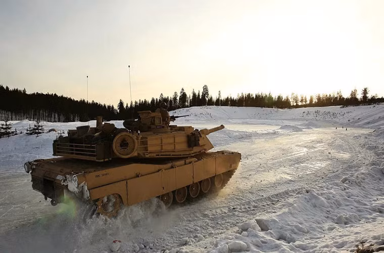 Chiếc M1A1 Abrams của Mỹ di chuyển trên địa hình tuyết trắng xóa tại Nauy.