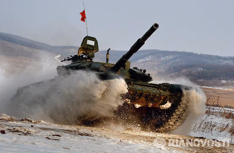 Một chiếc T-72 thuộc lực lượng tăng thiết giáp Quân khu phía Đông Nga thực hiện phần thao diễn tấn công chớp nhoáng trong vòng sơ loại Tank Biathlon – 2016.