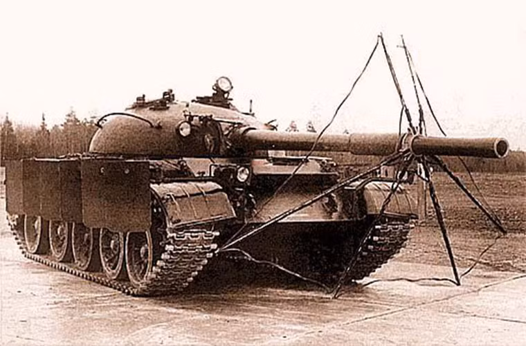 Giải pháp tăng độ dày giáp chính bảo vệ mọi vị trí trên xe tăng T-54 khiến tổng trọng lượng tăng thêm ít nhất 9 tấn, tức là trọng lượng xe tăng lên tới 45 tấn. Thế nên, các nhà thiết kế nghiên cứu trang bị giáp ngoài bảo vệ T-54, T-62 trước các vũ khí chống tăng.