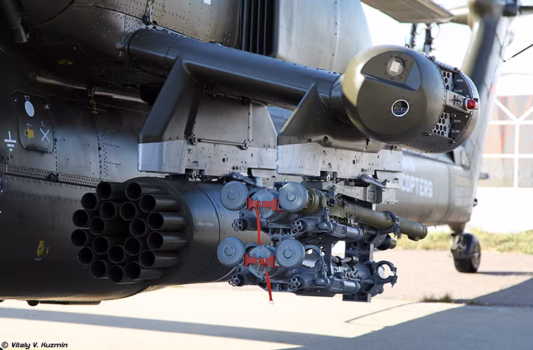Cận cảnh kho vũ khí của một chiếc trực thăng Mi-28N với tổ hợp rocket phóng loạt B-8V20A và tên lửa không đối không Igla-V.