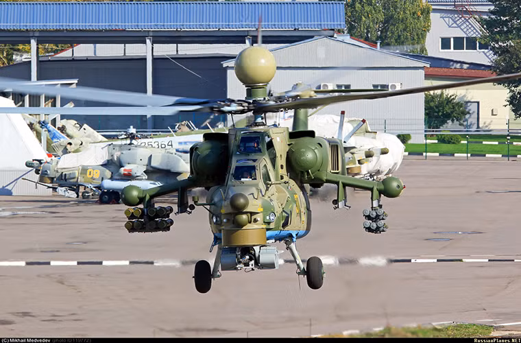 Một trang bị mới nữa của Mi-28NM là các phi công điều khiển nó sẽ được trang bị các mũ bay hiển thị và kiểm soát mục tiêu thế hệ mới NSTsI-V giúp phi hành đoàn tác chiến hiệu quả hơn. Trong ảnh là một chiếc Mi-28N của Không quân Nga.