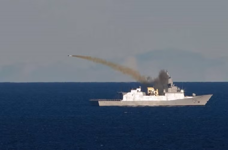 Tên lửa chống hạm NSM của Kongsberg cũng đã chứng mình khả năng của mình qua các đợt phóng thử nghiệm trên tàu khu trục lớp Fridtjof Nansen của Hải quân Na Uy trong đợt tập trận hải quân quốc tế RIM-2014 tại Thái Bình Dương và sau đó là trên tàu USS Coronado lớp Independence của Mỹ vào tháng 9/2014.