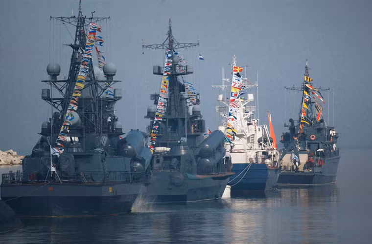 Căn cứ chính của hạm đội nằm ở thị trấn Baltiys, Kaliningrad bên cạnh đó nó còn một căn cứ khác tại Kronstadt, Saint-Peterburg. Dù là lãnh thổ hải ngoại của Nga ở Châu Âu nhưng hàng năm lễ duyệt binh trên biển nhân Ngày Hải quân Nga vẫn được tổ chức ở Baltiys. Nguồn ảnh: Sputnik