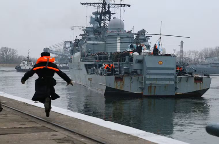 Tàu hộ vệ chống ngầm Neustrashimyi của Hạm đội Baltic trở về căn cứ sau khi tham gia hoạt động chống cưới biển ở ngoài khơi Somalia. Nguồn ảnh: Sputnik
