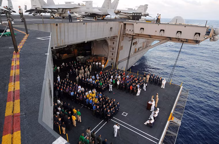 Hệ thống thang nâng trên tàu sân bay USS Gerald R. Ford cũng sẽ được cải tiến với hệ thống thang hoạt động bằng công nghệ điện từ trường và không sử dụng cáp tải, giúp tối giảm các thiết kế dư thừa trên tàu và giảm chi phí bảo dưỡng hay nâng cấp như trên các hệ thống thang nâng kiểu cũ.