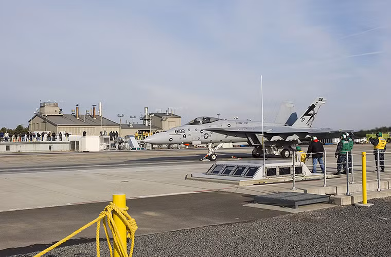 Một trong những công nghệ mới nữa được trang bị trên tàu USS Gerald R. Ford là hệ thống máy phóng máy bay bằng điện từ EMALS. EMALS cho phép phóng các máy bay có trọng lượng nặng hơn so với dòng máy phóng hơi nước kiểu cũ. Gia tốc của máy bay được tăng dần nên áp lực tác dụng lên khung máy bay được giữ ở mức thấp, khả năng duy tu bảo dưỡng tốt hơn và yêu cầu ít nhân lực để thực hiện một cú phóng.