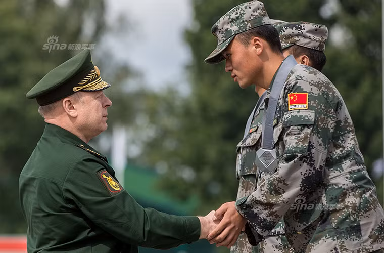 Đứng vị trí thứ hai tất nhiên là Trung Quốc và xếp ở vị trí thứ ba là Kazakhstan. Trong ảnh là Thượng tướng Oleg Salyukov – Tư lệnh lực lượng Lục quân Nga trao huy chương cho đội Trung Quốc.