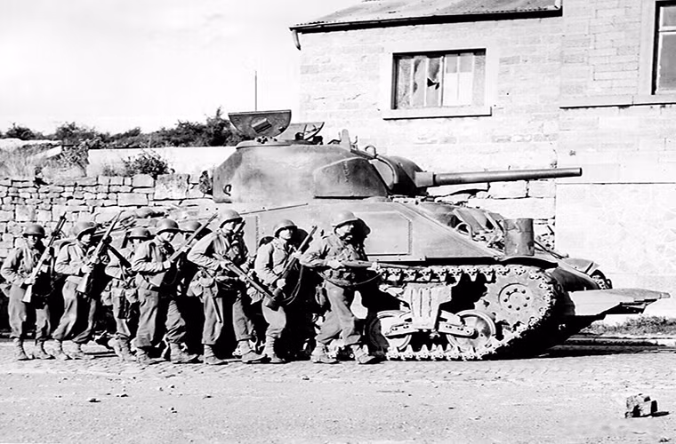 Còn quân Đồng Minh ở Mặt trận phía Tây vẫn tiếp tục dựa vào những chiếc M4 Sherman vốn không phải là đối thủ của những chiếc xe tăng Đức nhưng bù lại họ có số lượng.