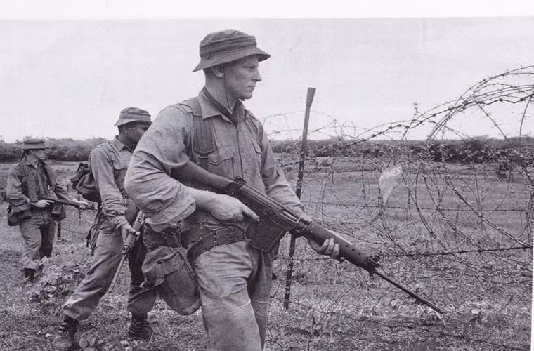 Giống như M16 hay Ak-47, FN FAL cũng được xem là biểu tưởng của Chiến tranh Lạnh và nó có mặt ở hầu hết mọi cuộc chiến ở thời kỳ này. FN FAL có trọng lượng khá nặng lên tới 4.3kg và dài hơn 1.000mm, nó có tầm bắn hiệu quả từ 200-600m với hộp tiếp đạn từ 20-30 viên.