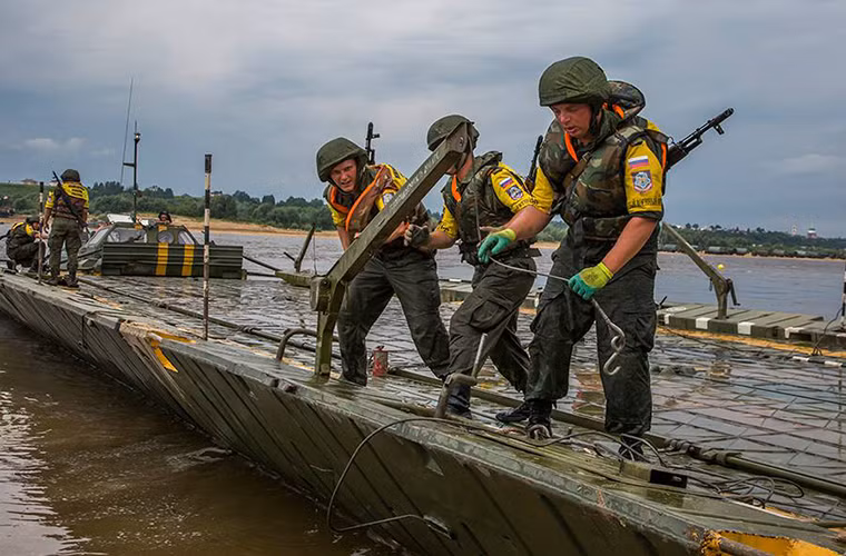 Thay vì bắt một cầu phao hoàn chỉnh qua chướng ngại nước thì các đội tham gia "Open water" phải biến PMP thành một chiếc xà lan nổi để đưa các thiết bị cơ giới hạng nặng qua bờ phía bên kia với sự hỗ trợ của canô BMK-225.