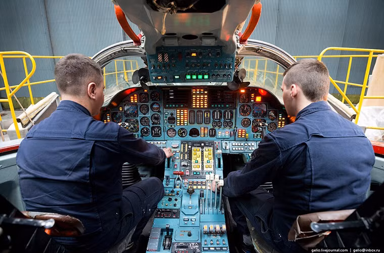 Tu-160 là một trong hai dòng máy bay ném bom chiến lược siêu âm của Không quân Nga hiện tại, mẫu còn lại là Tu-22M3. Hình ảnh bên trong buồng tái của Tu-160 với thiết bị hàng không theo chuẩn từ thời Liên Xô.