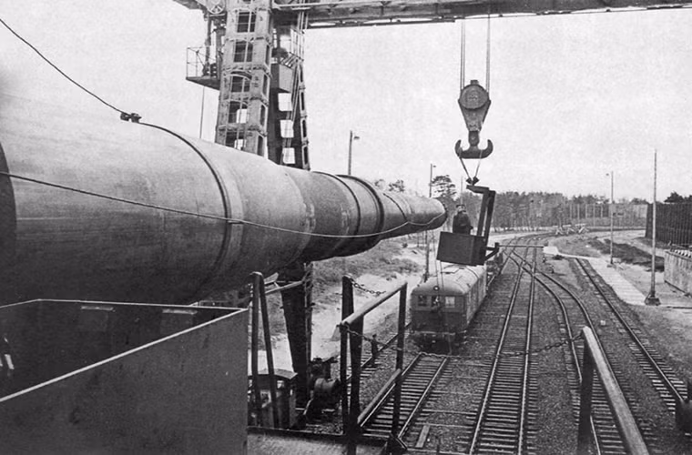 Số phận của Schwerer Gustav kết thúc vào ngày 14 tháng 4 năm 1945 khi cục diện chiến trường đã ngã ngũ, quân Đức đã quyết định phá hủy siêu pháo này để tránh nó rơi vào tay Đồng Minh. Cả Mỹ và Liên Xô đều quan tâm đặc biệt đến Schwerer Gustav nhưng cả hai chỉ có được trong tay các tài liệu thiết kế của siêu pháo này hoặc các nguyên mẫu nhỏ hơn chưa được hoàn thiện.