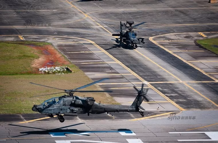 Giống như nhiều mẫu trực thăng tấn công khác AH-64 có thiết kế hai chỗ ngồi, nó được trang bị hai động cơ T700-GE-701C có công suất lên đến 1.890 shp mỗi chiếc. Tuy nhiên điểm nổi bật nhất của AH-64 vẫn là hệ thống vũ khí nó có thể mang theo.