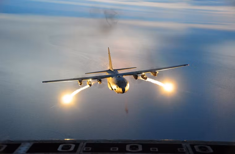 Chiếc C-130 thuộc phi đội không vận 107 Không quân Mỹ thả mồi bẫy nhiệt trong chuyến bay huấn luyện ban đêm. Nguồn ảnh: Business Insider.