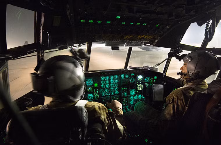Đối với tổ lái C-130H này khái niệm ngày và đêm dần như xóa nhòa khi các đợt thả hàng viện trợ ngày càng dày đặc. Nguồn ảnh: Business Insider.